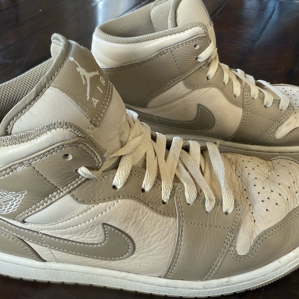 Nike Jordan 1 Mid Legend Light Brown. Mens
